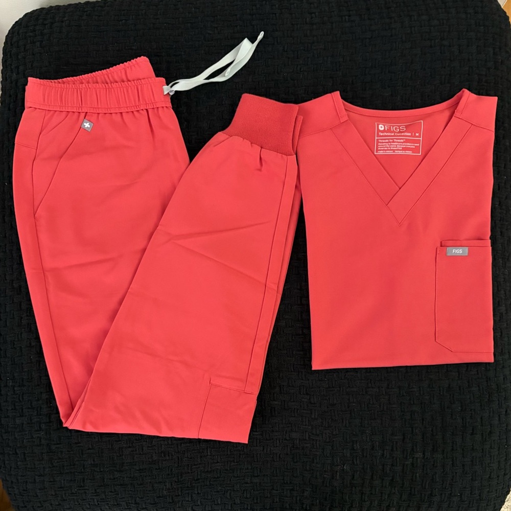 Figs Coral Scrub Set